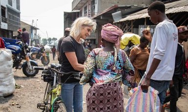 ©Bernadette Vivuya Judith Raupp im Gespräch mit zwei Personen im Kongo