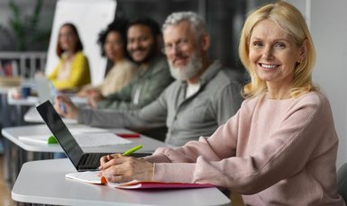 Erwachsene, die zusammen studieren