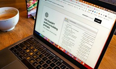 ein Laptop auf einem Holztisch