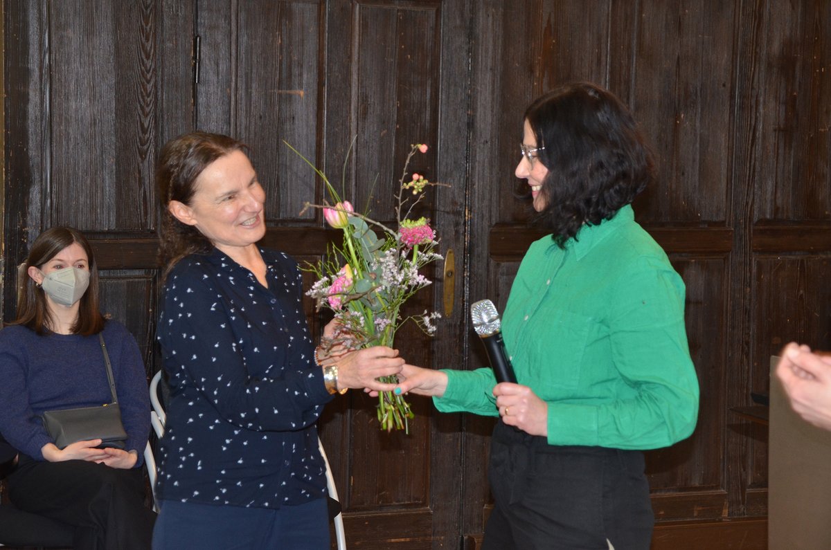 Dr. Dunja Schneider übergibt Blumen an Claudia Eck