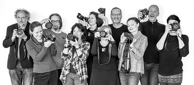 Foto der Teilnehmenden am Jahreskurs Künstlerische Fotografie mit Kameras in den Händen