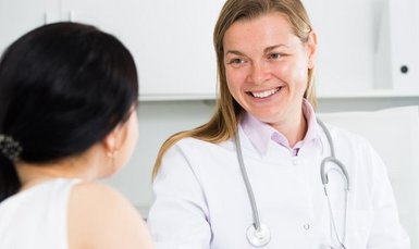 Ärztin im Gespräch mit Patientin