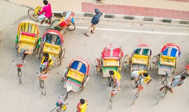 (c) Pixabay Das Bild zeigt bunte Rikschas von oben auf einer Straße in Dhaka.