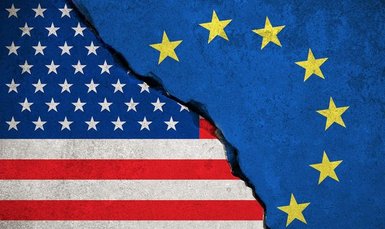 Die Flaggen der USA und der EU liegen nebeneinander an einer Bruchkante 