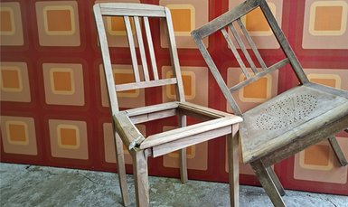 2 defekte Holzsstühle