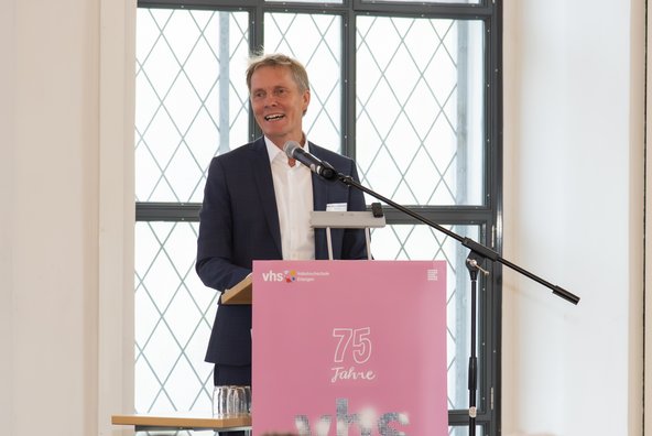 Direktor der vhs Markus Bassenhorst am Rednerpult