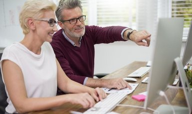 Zwei Personen, die am Computer arbeiten