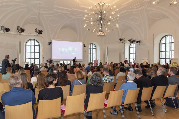 Gäste im Saal des Kreuz und Quer