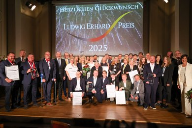 vhs erhält Excellence-Preis der Initiative Ludwig-Erhard-Preis e.V., Gruppenfoto von allen Preisträgern
