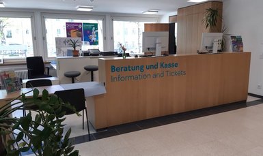 Blick zum Tresen des Servicebüros im kubic mit Tresen, Bildschirm und Prospektständer